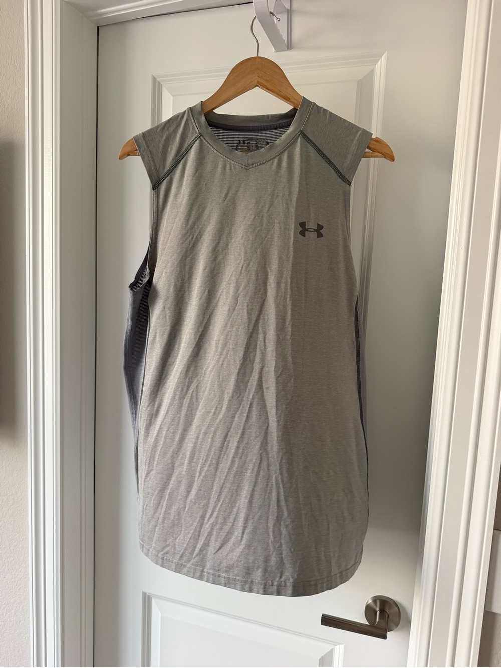 Under Armour Men’s Sleeveless Athletic Tank Top in Gray
